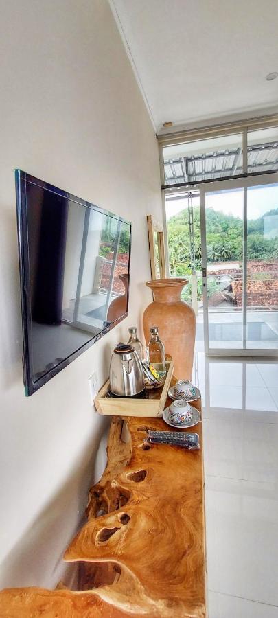 Summerfield Homestay And Cafe Pacitan Exteriér fotografie