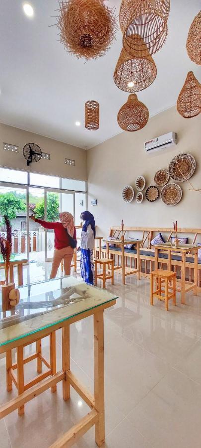 Summerfield Homestay And Cafe Pacitan Exteriér fotografie